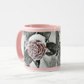 冬、クリスマス、雪、凍ったバラの絵 マグカップ (正面左)