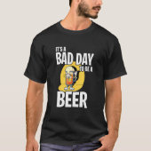 冷えたBを飲むビールを飲むのは悪い日だ Tシャツ (正面)