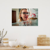 冷おもしろい蔵庫見学の女の子 ポスター (キッチン)