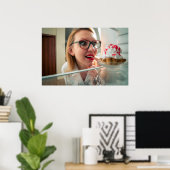 冷おもしろい蔵庫見学の女の子 ポスター (ホームオフィス)