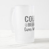 冷たいビールが凍ったグラス・マグカップに住んでいる フロストグラスビールジョッキ (正面左)