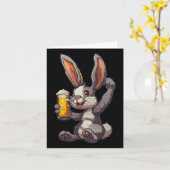 冷たいビールを飲むイースター男性へバニー カード (黄色い花)