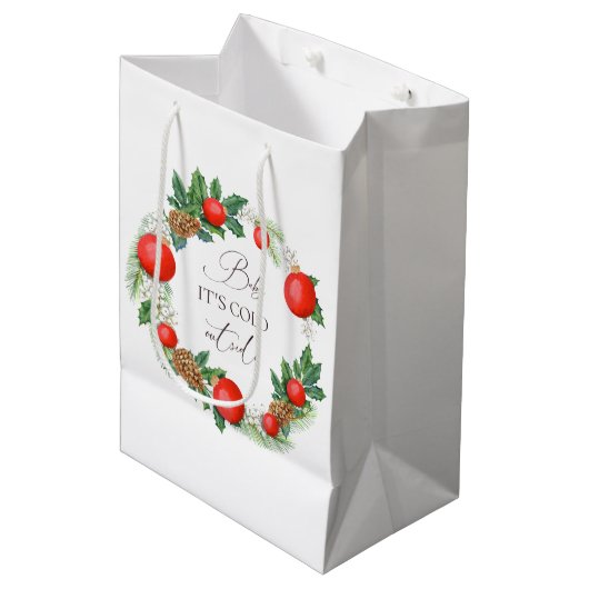 冷たい外クリスマスリース冬の赤ちゃんシャワー ミディアムペーパーバッグ (正面アングル)