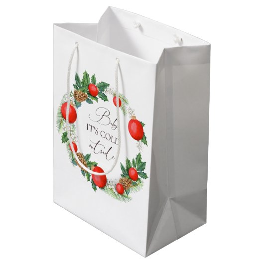冷たい外クリスマスリース冬の赤ちゃんシャワー ミディアムペーパーバッグ (裏面アングル)