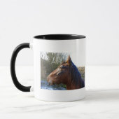 冷たい日の茶色の馬のポートレート マグカップ (左)
