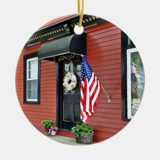 冷たい春, NY -通りと赤い建物 セラミックオーナメント (正面)