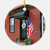 冷たい春, NY -通りと赤い建物 セラミックオーナメント (裏面)