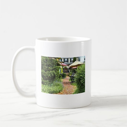 冷たい春NY – 屋外ダイニングon the Patio コーヒーマグカップ (左)