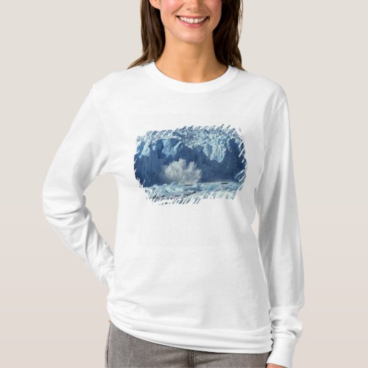 冷たい水に飛び込む新しく分離した氷山 Tシャツ (正面)