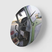 冷戦ヘリコプターの残骸。 ラウンド壁時計 (傾斜)