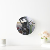 冷戦ヘリコプターの残骸。 ラウンド壁時計 (ホーム)