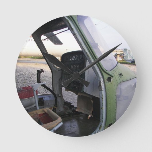 冷戦ヘリコプターの残骸。 ラウンド壁時計 (正面)