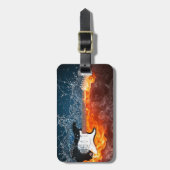 冷水および火のギターのデザイン ラゲッジタグ (正面縦)
