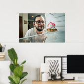 冷蔵おもしろい庫を見ている人 ポスター (ホームオフィス)