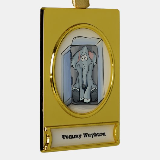 冷蔵庫の中に座っている漫画の象 ゴールドプレートバナーオーナメント (右)