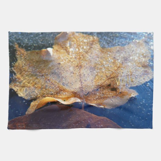 凍った黄色のカエデの葉 秋の自然 キッチンタオル (横)