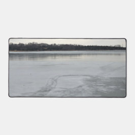 凍ってい湖 デスクマット