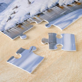 凍てついた小川に佇む、素朴な冬の納屋 ジグソーパズル (側面)