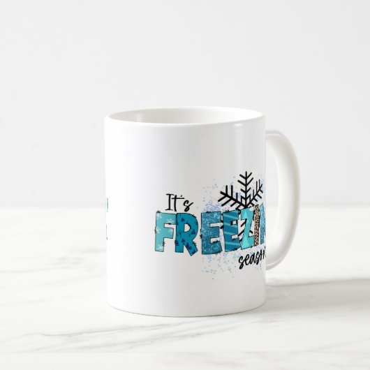 凍てつくような寒い雪の結晶の冬の休日 コーヒーマグカップ (正面右)