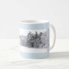 凍てつく冬の森と凍った池のパノラマ コーヒーマグカップ