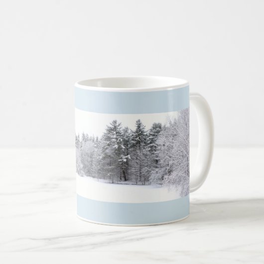 凍てつく冬の森と凍った池のパノラマ コーヒーマグカップ (正面右)