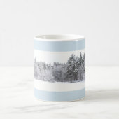 凍てつく冬の森と凍った池のパノラマ コーヒーマグカップ (中央)