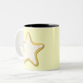 凍らされた星のクッキー。 黄色およびクリーム ツートーンマグカップ (正面左)