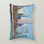 凍結するミシガン湖を渡るシカゴのスカイライン アクセントクッション (正面(垂直))