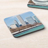 凍結するミシガン湖を渡るシカゴのスカイライン コースター (左側)