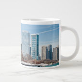 凍結するミシガン湖を渡るシカゴのスカイライン ジャンボコーヒーマグカップ (右)