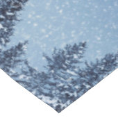 凍結する雪の冬の森林場面 テーブルクロス (アングル)