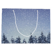 凍結する雪の冬の森林場面 ラージペーパーバッグ (裏面)