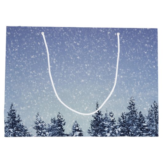 凍結する雪の冬の森林場面 ラージペーパーバッグ (裏面)