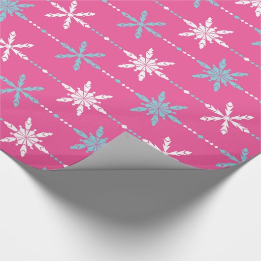凍結する雪片のクリスマスのプレゼントの覆い/ピンク ラッピングペーパー (角)