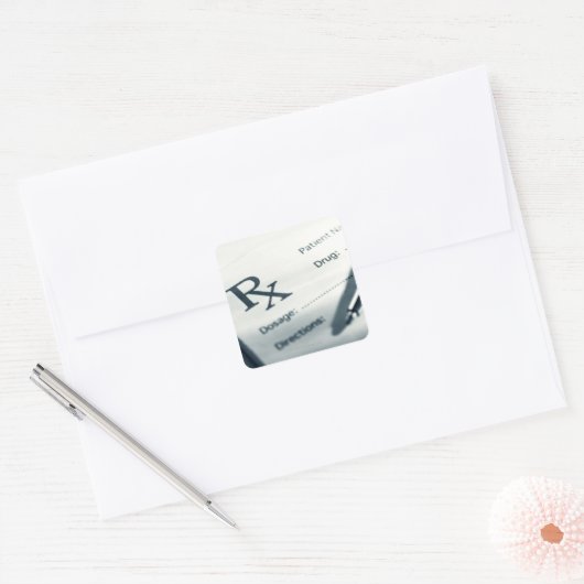 処方箋パッドとペンのクローズアップ スクエアシール (封筒)