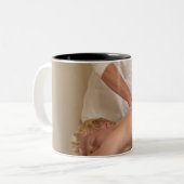 処理している整骨療法家か脊柱指圧師 ツートーンマグカップ (正面左)