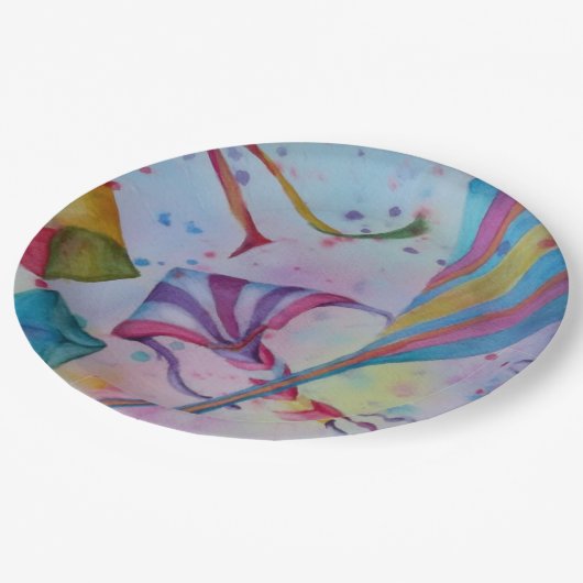 凧のパーティーを飛ばすカラフルなおもしろい ペーパープレート (アングル)