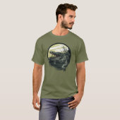 凶暴なワニの沼地イラストアート Tシャツ (正面フル)