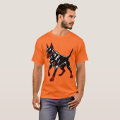 凶猛なドーベルマン番犬 Tシャツ (正面フル)