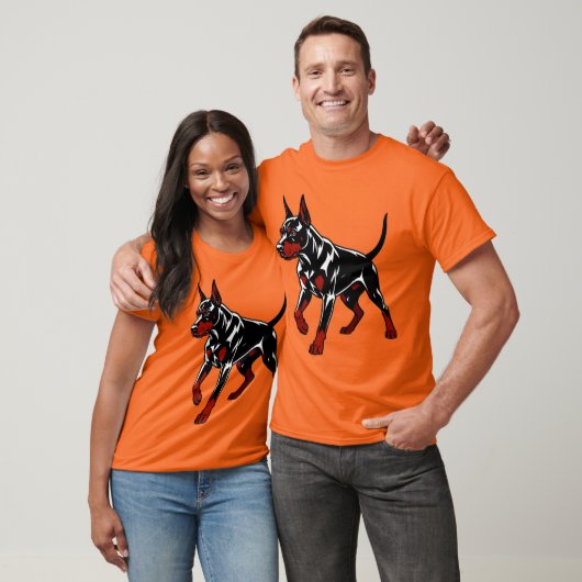 凶猛なドーベルマン番犬 Tシャツ (ユニセックス)