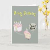 「出ていけ」って叫ぶ誕生日ケーキのスライス カード (黄色い花)