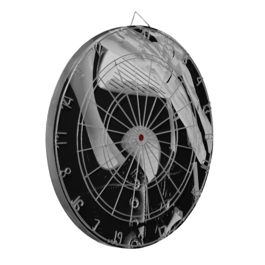 出て行く ダーツボード (正面左)