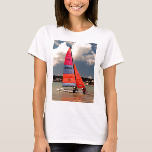 出帆準備のホビ双胴船 Tシャツ