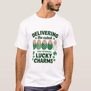 出産+分娩ラッキー+チャーム看護師シャムロック Tシャツ
