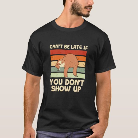 出社しないなら遅刻じゃない！ナマケモノの同僚 4 Tシャツ (正面)