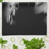 出血するハートの花（白黒） キッチンタオル (折り畳み)