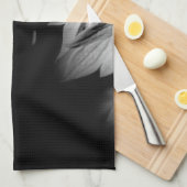 出血するハートの花（白黒） キッチンタオル (四つ折り)