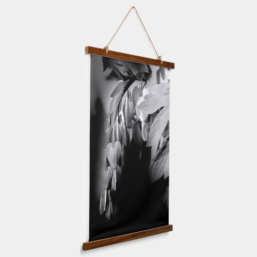 出血するハートの花（白黒） 吊り下げ型タペストリー (傾斜あり)