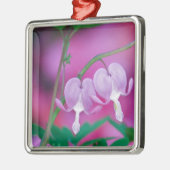 出血ハートが庭でつながっている。クレジット メタルオーナメント (左)