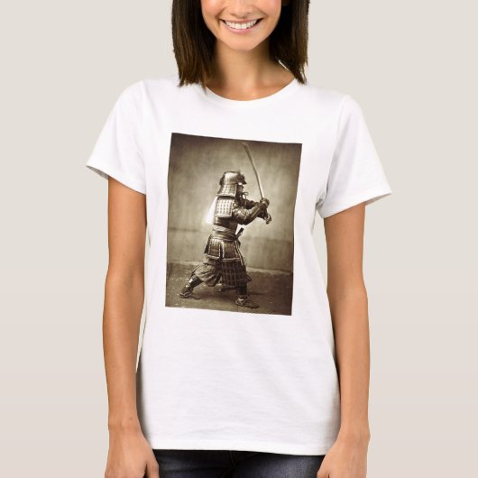 刀を振り上げた侍c.1860(卵白プリント) tシャツ (正面)